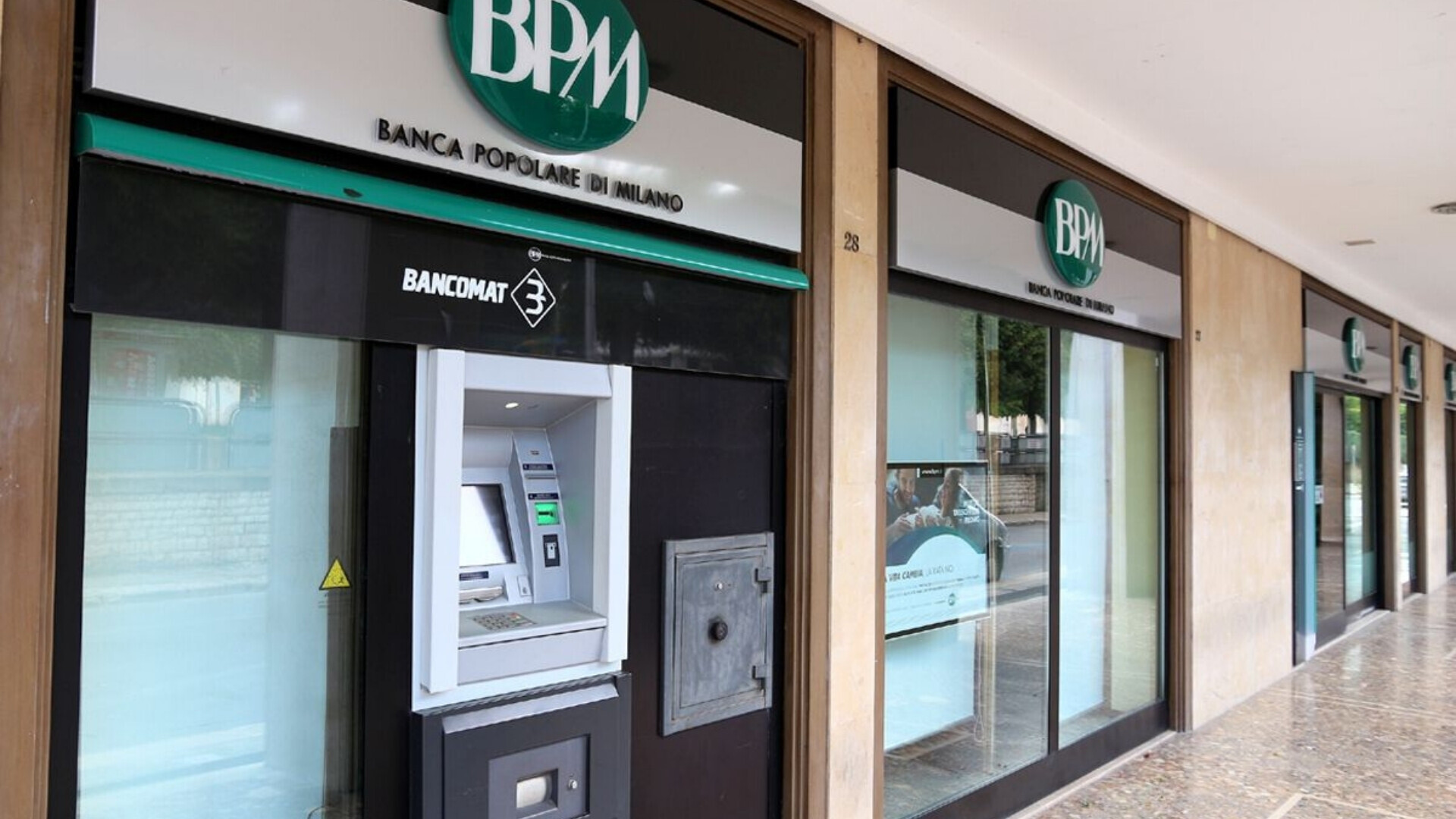 Sportello automatico (ATM) del Banco BPM pronto per le operazioni bancarie.